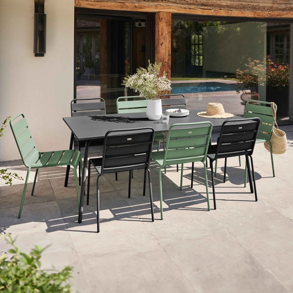 Rechteckiger Gartentisch aus Metall in Anthrazit.