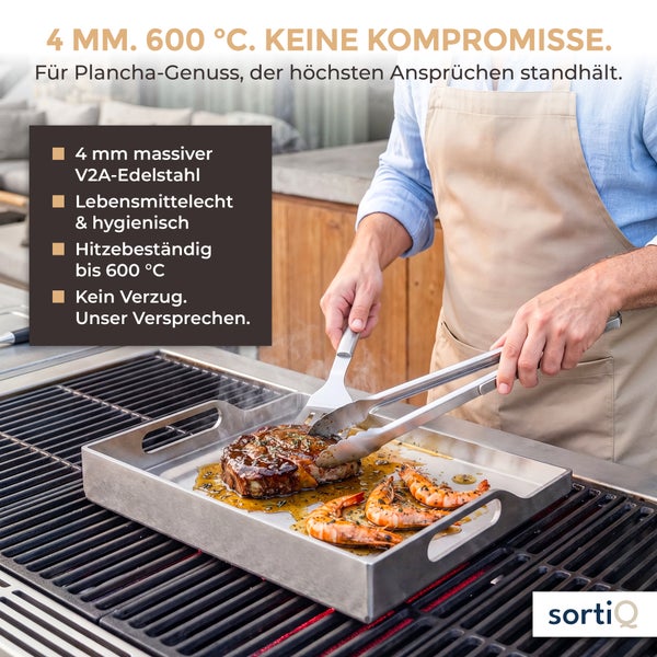 Person verwendet eine massive Plancha aus Edelstahl auf einem Gasgrill zur Zubereitung von Fleisch und Garnelen mit SortiQ Logo.
