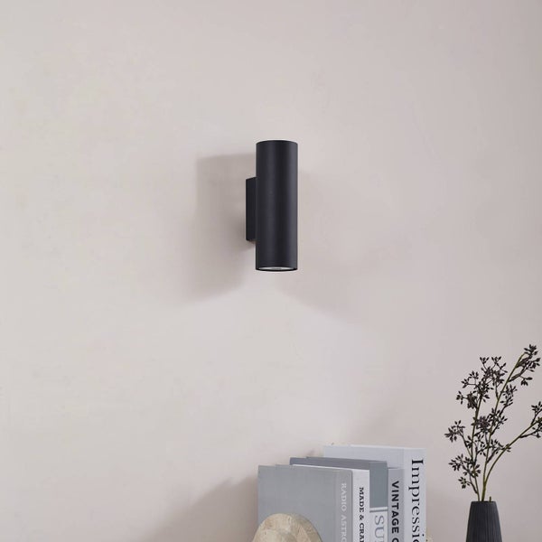 Moderne Wandleuchte aus Metall mit zylindrischem Design zur Verwendung im Innenbereich