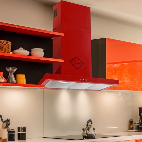 Moderne Wandessenhaube von Gurari in einer Küche mit orangefarbenen Schränken und Regalen sowie einem Kochfeld mit Wasserkocher