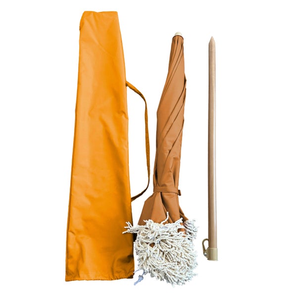 Ockerfarbenes Sonnenschirm-Set bestehend aus einer Tragetasche, einem Schirm mit Fransen und einem Holzstock.