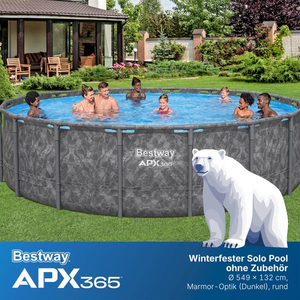 Bestway Logo. Runder winterfester Rahmenpool APX365 in dunkler Marmor-Optik, Durchmesser 549 mal 132 Zentimeter, in einem Garten mit badenden Personen.