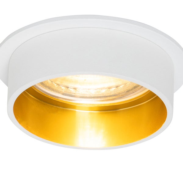Runde Deckenleuchte als Aufbauspot mit weißem Gehäuse und goldfarbener Innenseite.