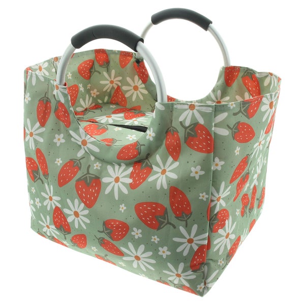 Einkaufstasche mit Erdbeer- und Gänseblümchenmuster und zwei runden Griffen mit schwarzen Polstern.