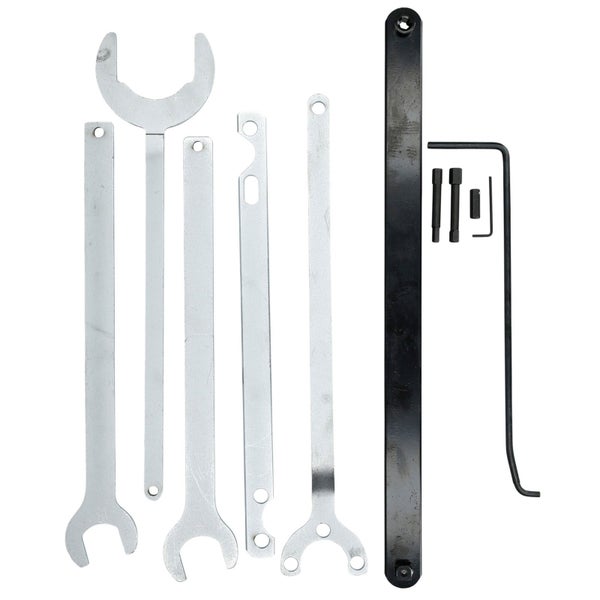 Werkzeugsatz mit verschiedenen Schraubenschlüsseln und Werkzeugen