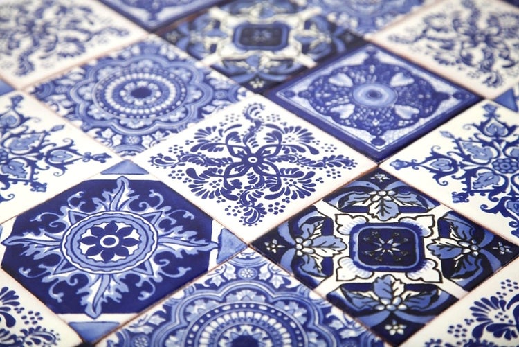 Nahaufnahme von dekorativen, gemusterten Fliesen