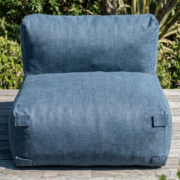 Blauer Outdoor-Sessel in Sitzsack-Optik mit meliertem Stoffbezug für Garten und Terrasse.