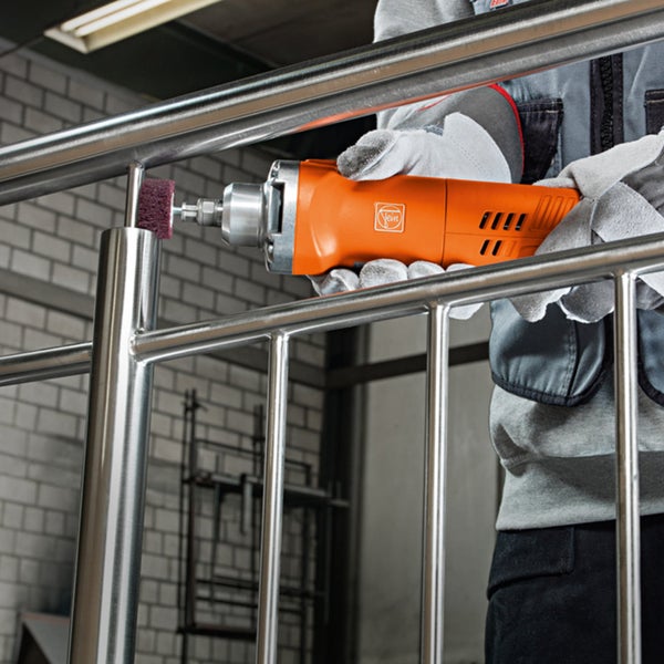 Gartenhaus aus Holz mit Flachdach, Doppeltür mit Glaselementen, inklusive EPDM-Dachfolie, Bodenbrettern und Bodenanker.