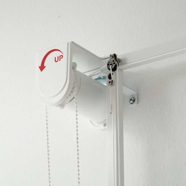 Detailansicht einer weißen Rollomechanik mit Zugkette und Richtungspfeil nach oben