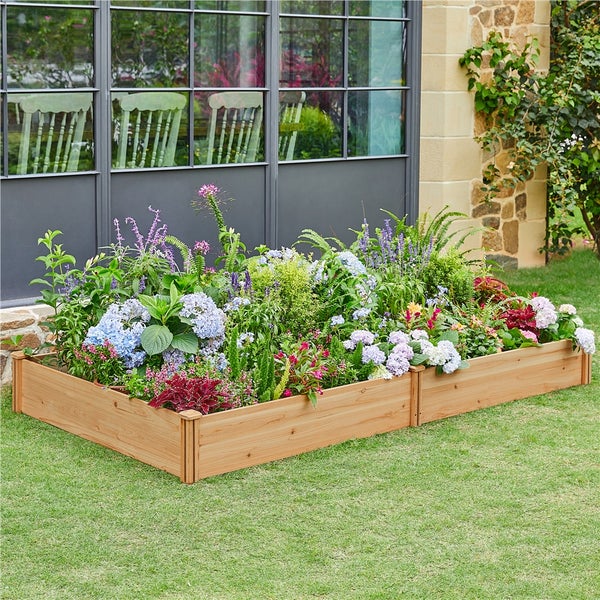 Hochbeet aus Holz mit bunten Blumen auf Rasenfläche