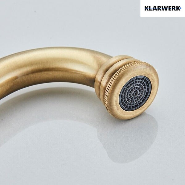 Klarwerk Logo und Auslauf einer Waschtischarmatur im Retro-Design mit Strahlregler.
