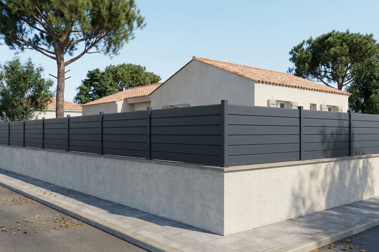 Moderner Sichtschutzzaun aus anthrazitfarbenen horizontalen Paneelen, montiert auf einer Betonmauer vor einem Wohnhaus im Freien.