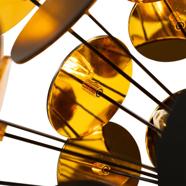 Nahaufnahme einer Deckenleuchte mit Metallscheiben