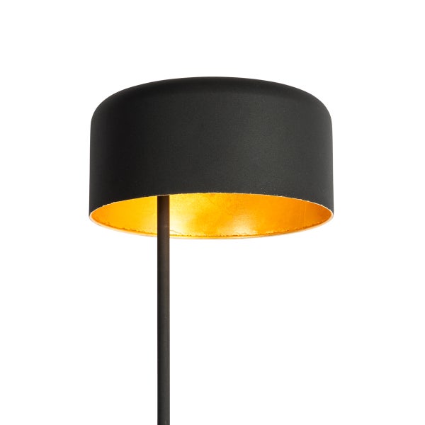 Stehlampe mit schwarzem Lampenschirm und goldfarbener Innenseite