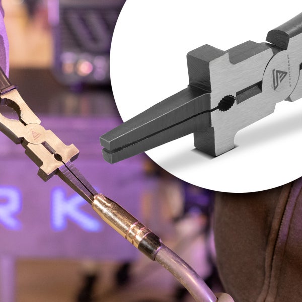 Stahlwerk Zange im Einsatz an einem Schlauch