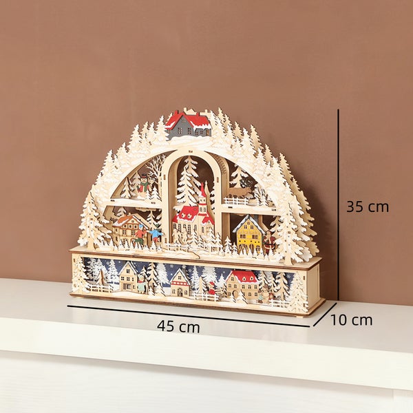 Mehrlagiger Schwibbogen aus Holz mit winterlicher Dorfszene, Kirche und Bäumen. Maße: 45 Zentimeter breit, 35 Zentimeter hoch, 10 Zentimeter tief.