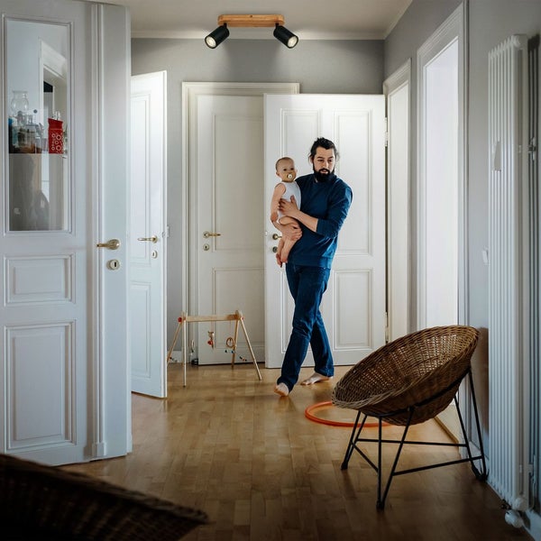 Hydraulisch-pneumatischer Wagenheber von BGS technic in Blau mit Rollen, langem Griff und zwei Adaptern.