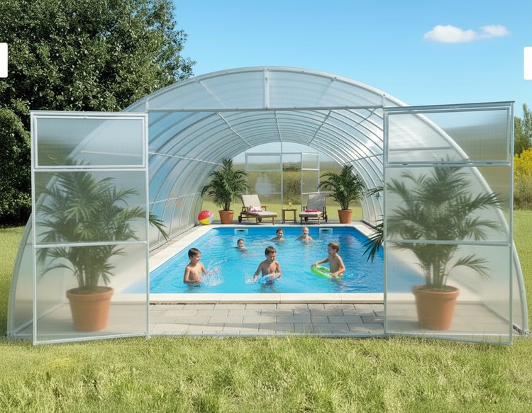 Schwimmbadüberdachung im Garten mit spielenden Kindern im Pool