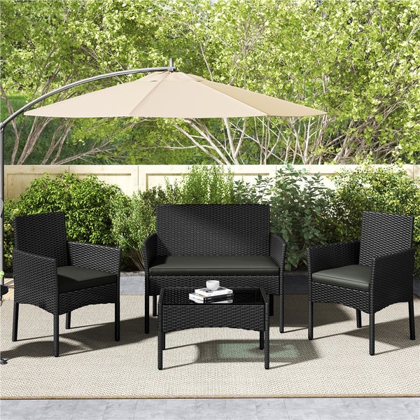 Gartenmöbelset mit zwei Sesseln, Bank, Tisch und Sonnenschirm im Freien