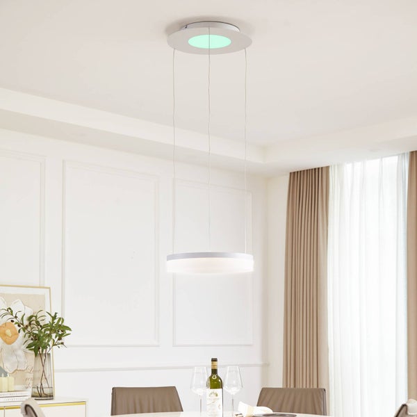 Moderne LED-Pendelleuchte in Ringform über einem Esstisch in einem hellen, modern gestalteten Esszimmer.