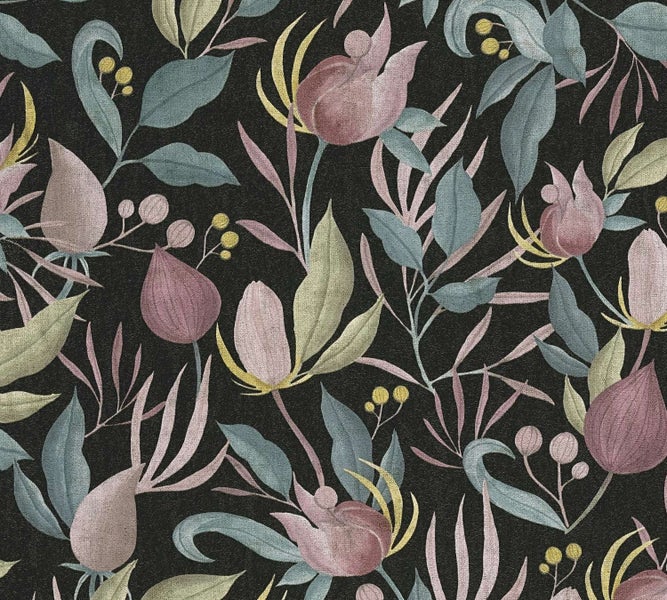 Tapete mit einem floralen Muster aus Blumen, Blättern und Beeren auf dunklem Untergrund