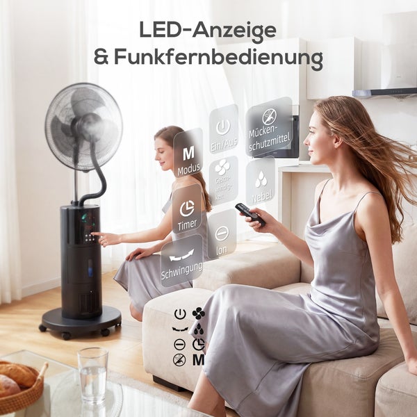 Standventilator mit Sprühnebel, Fernbedienung, LED-Display, Mückenschutz und Ionen-Funktion in einem hellen Wohnzimmer.