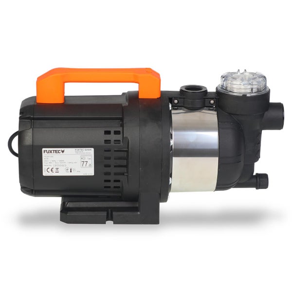 Fuxtec Gartenpumpe mit Edelstahlgehäuse, orangefarbenem Griff und integriertem Vorfilter zur Wasserversorgung.