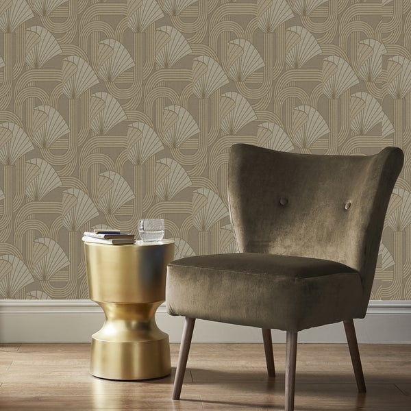 Dekorative Tapete mit geometrischem Muster hinter einem Sessel und einem Beistelltisch