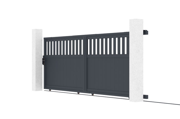 Graues Gartentor zwischen zwei Säulen