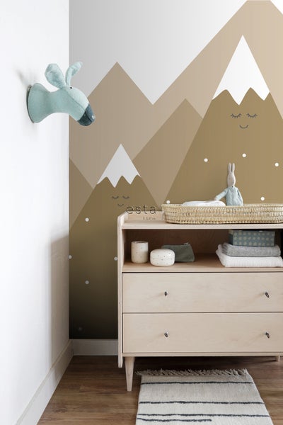 Kinderzimmer mit Wickelkommode, Wandbild und Stofftier-Dekoration