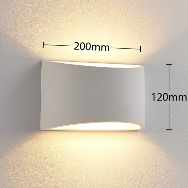 Moderne Wandleuchte in Weiß mit Lichtaustritt nach oben und unten. Breite: 200 Millimeter, Höhe: 120 Millimeter.
