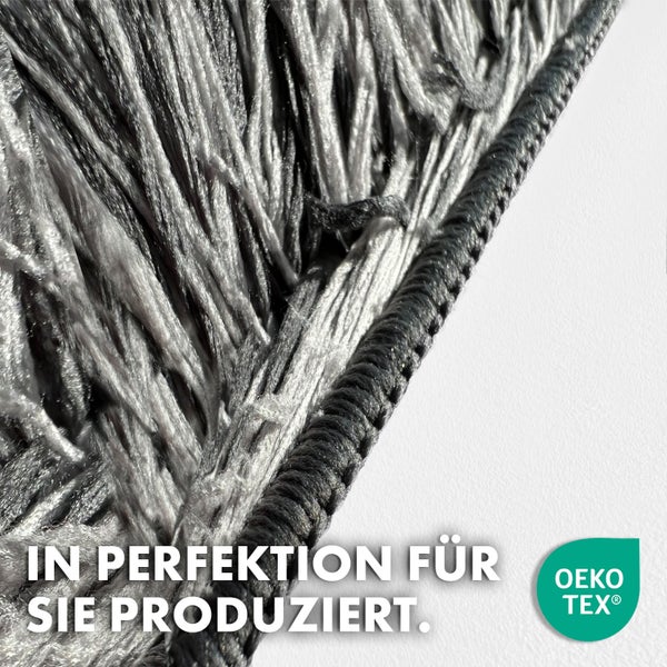 Detailansicht eines grauen Teppichs mit Öko-Tex Siegel, hergestellt in Perfektion