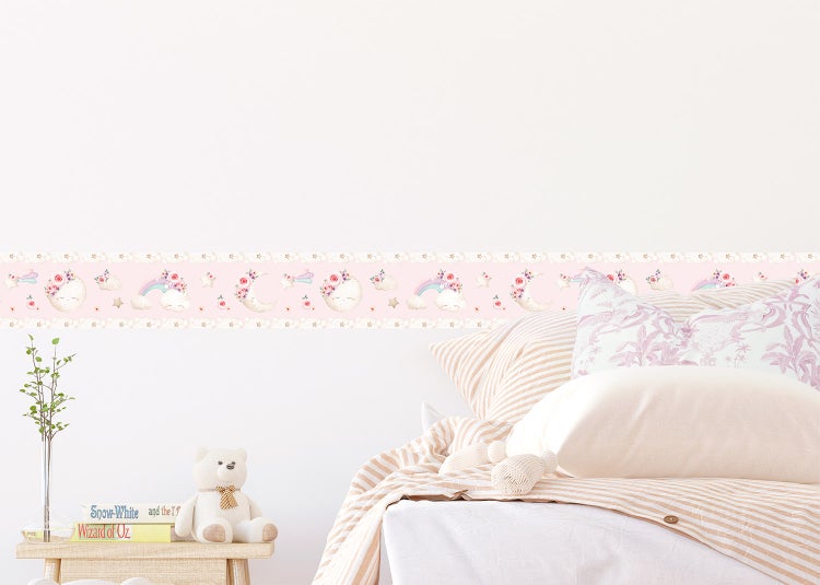 Selbstklebende Bordüre für das Kinderzimmer mit Motiven von Mond, Regenbogen, Wolken und Blumen in einem hellen Schlafzimmer.