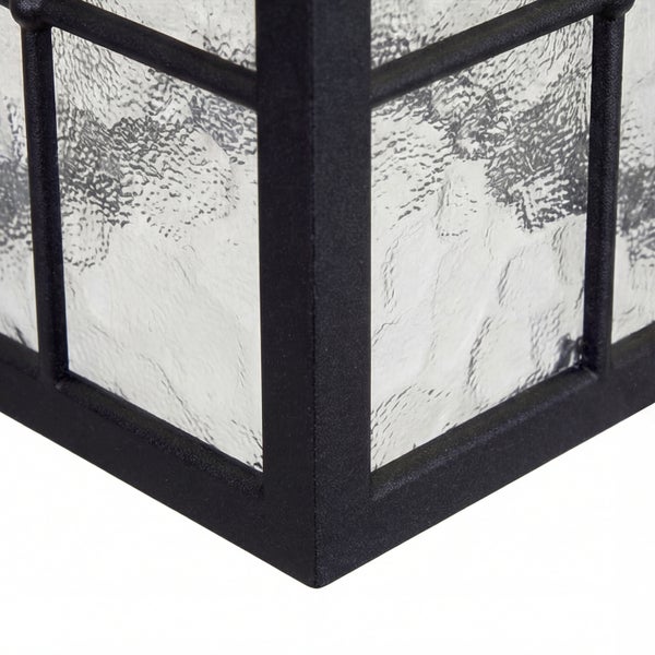 Detail einer schwarzen Außenleuchte mit strukturiertem Glas