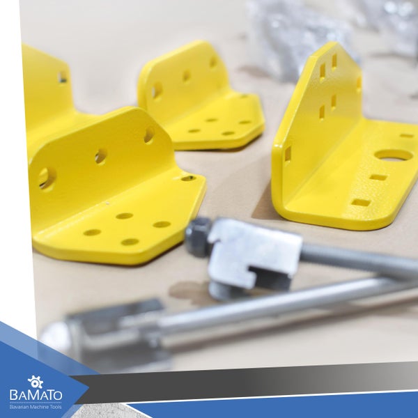 Gelbe Maschinenbauteile mit Schrauben und Muttern