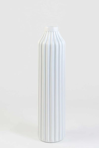 Schmale hohe weiße Vase mit vertikalem Rippenmuster.