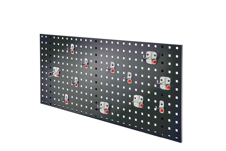 Schwarze Lochwand aus Metall zur Werkzeugaufbewahrung inklusive mehrteiligem Hakenset mit verschiedenen Haltern.