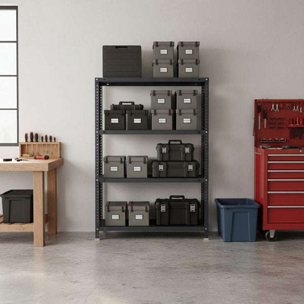 Organisierte Werkstatt mit Schwerlastregal aus Metall, Werkzeugkoffern, hölzerner Werkbank und Werkstattwagen mit Schubladen.