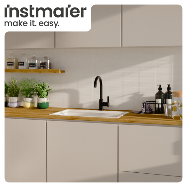 Moderne Küche mit Spüle, Armatur und Küchenutensilien auf einer Holzablage