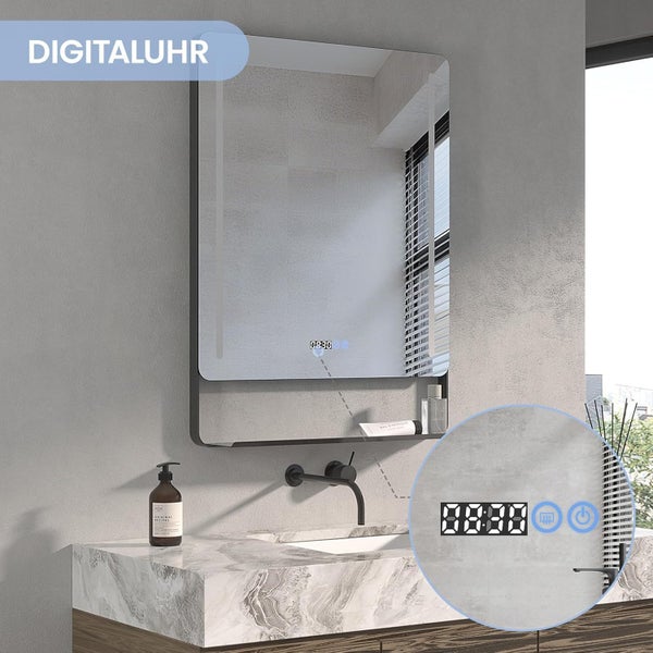 Rechteckiger Badezimmerspiegel mit integrierter Digitaluhr, LED Beleuchtung, Ablage und Sensorsteuerung an einer Wand über einem Waschbecken.