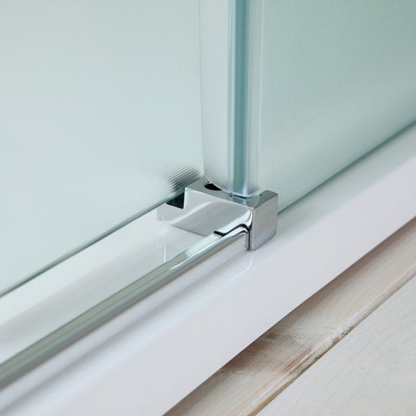 Detail einer Duschkabine mit Schiebetür und Metallelementen