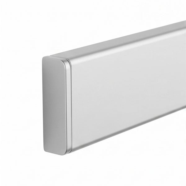 Eine silberne Fußleiste aus Aluminium mit abgerundeter Endkappe zur Wandmontage.