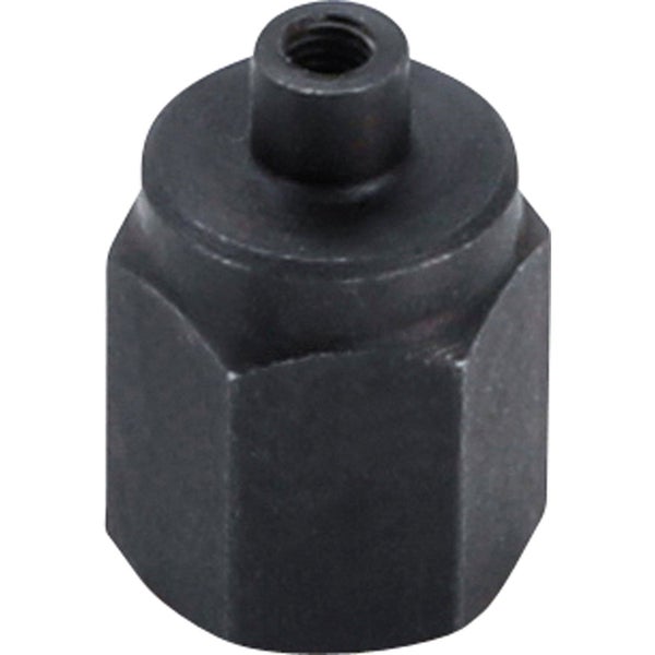 Eine Person schleift Holz mit einem Exzenterschleifer, Schutzbrille und Staubmaske werden getragen.