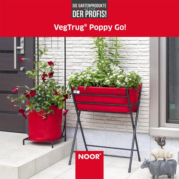 Vegtrug Poppy Go Pflanztisch mit Pflanzen vor Hauswand