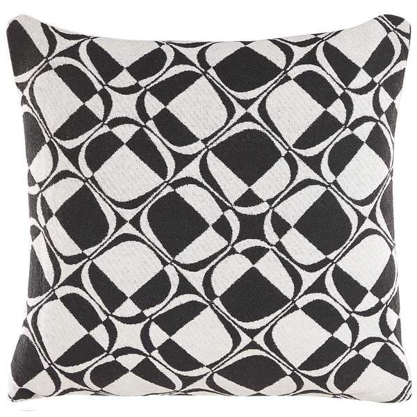 Quadratisches Dekokissen in Schwarz und Weiß mit geometrischem Muster.
