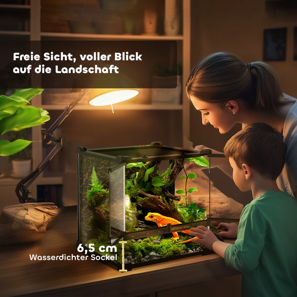 Glasterrarium für freie Sicht mit Echse, Pflanzen und einem 6,5 Zentimeter wasserdichten Sockel, betrachtet von Frau und Kind in hellem Raum.