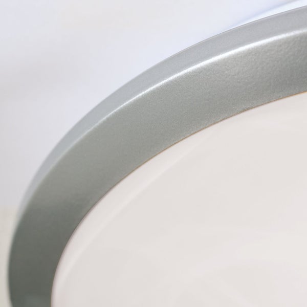 Detailaufnahme einer Deckenleuchte mit Metallrahmen