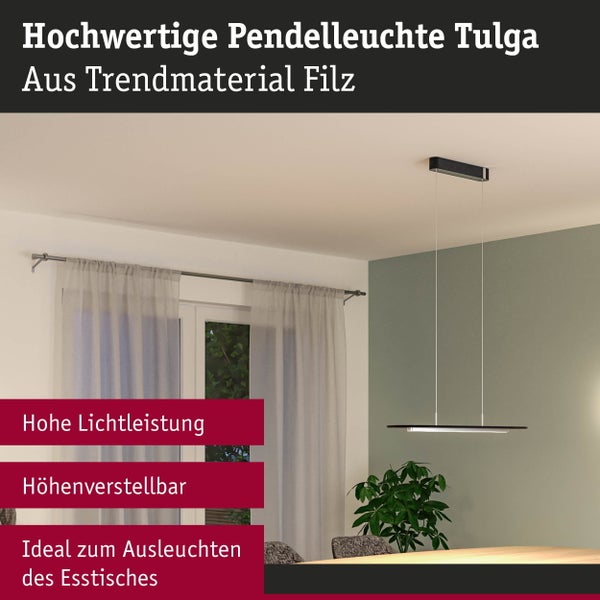 Moderne Pendelleuchte Tulga aus Filz, höhenverstellbar, über einem Esstisch in einem hellen Raum mit Fenster, Vorhängen und Pflanze.