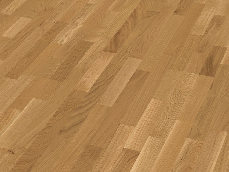 Parkettboden Eiche im Schiffsboden-Design mit drei Stäben und markanter Holzmaserung.
