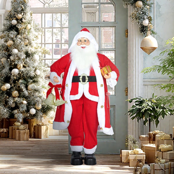 Große Weihnachtsmann-Figur vor einer Glastür, neben einem geschmückten Weihnachtsbaum und verpackten Geschenken.